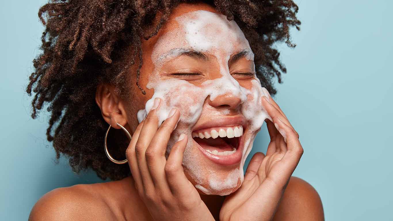 Pour le nettoyage du visage, il est préférable d'utiliser des produits doux et non agressifs.